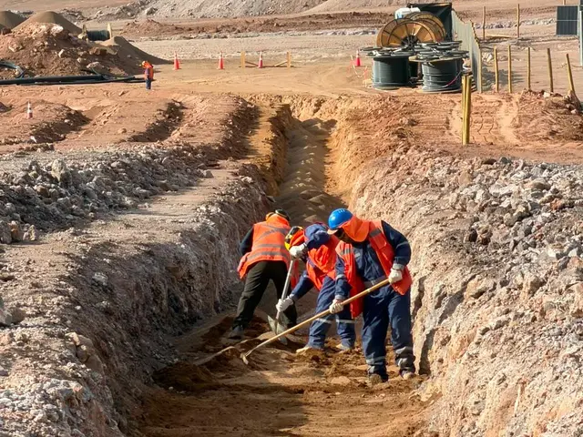 Cuadrilla trabajando en zanja de red MT