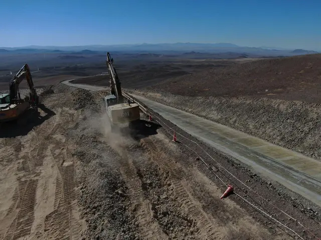 Excavación de zanja junto al camino de servicio