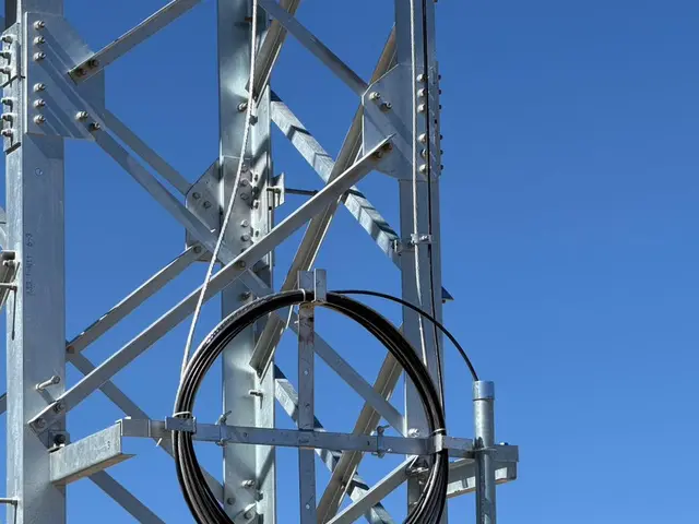 Fibra óptica en estructura metálica