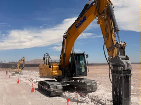 Excavadora XCMG con martillo hidráulico en faena.